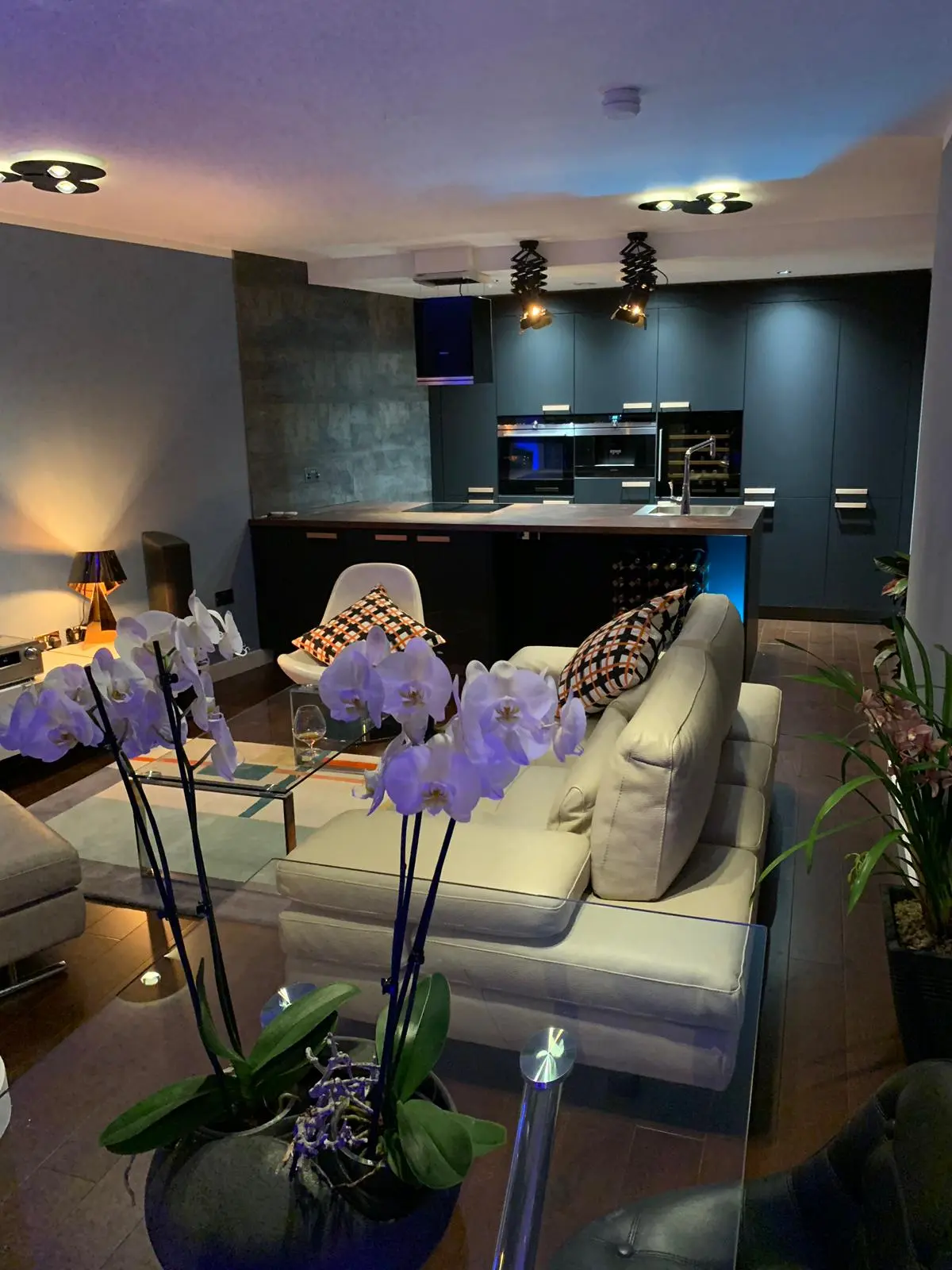 A konyha egy gyönyörű belvárosi luxuslakásban került beépítésre, matt antracit színű frontokkal. Teljesen gépesített, letisztult megjelenés, elegáns és impozáns…