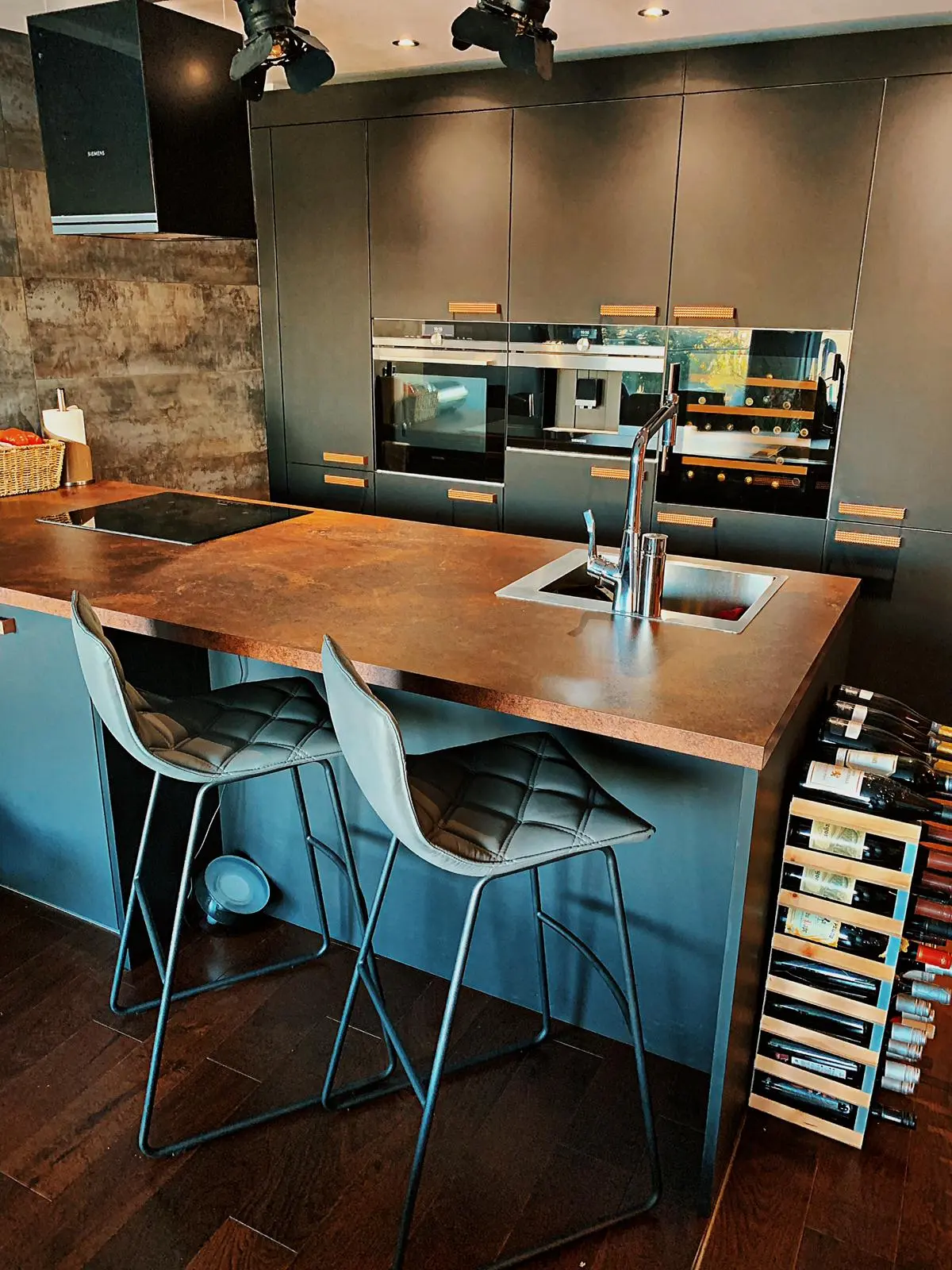 A konyha egy gyönyörű belvárosi luxuslakásban került beépítésre, matt antracit színű frontokkal. Teljesen gépesített, letisztult megjelenés, elegáns és impozáns…